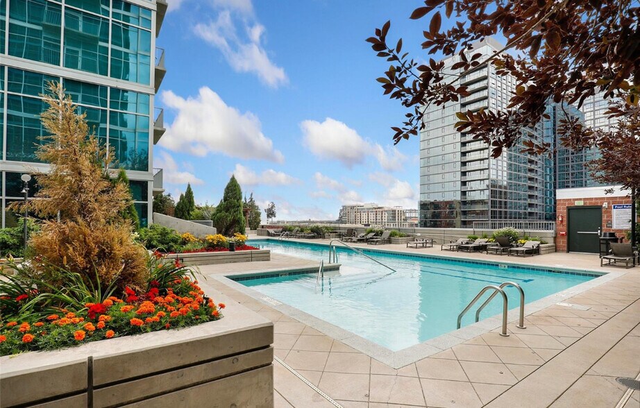 Building Photo - 1700 Bassett St