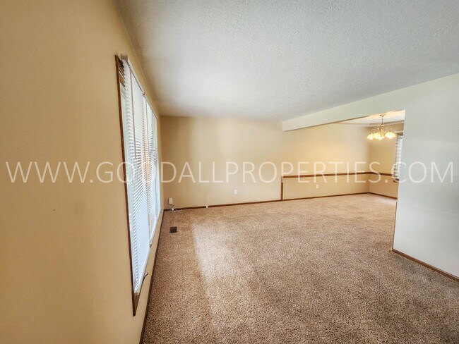 Building Photo - Executive 4 Bedroom Home in West Des Moine...