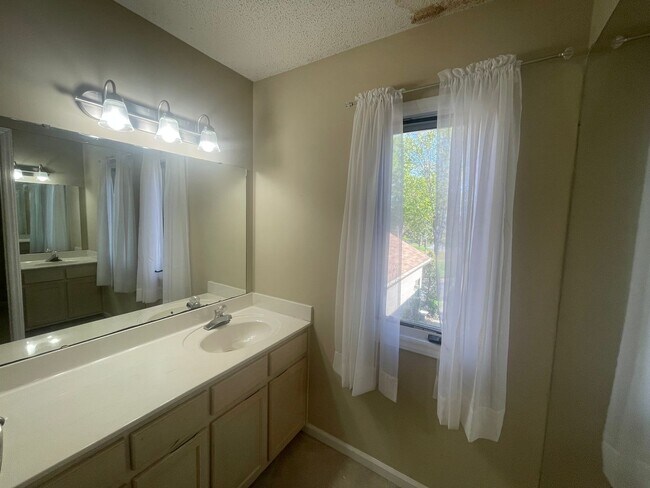 Building Photo - Spacious 2 Bed, 2 Bath Townhouse in Prime Hickory Location – 1,322 Sq. Ft.