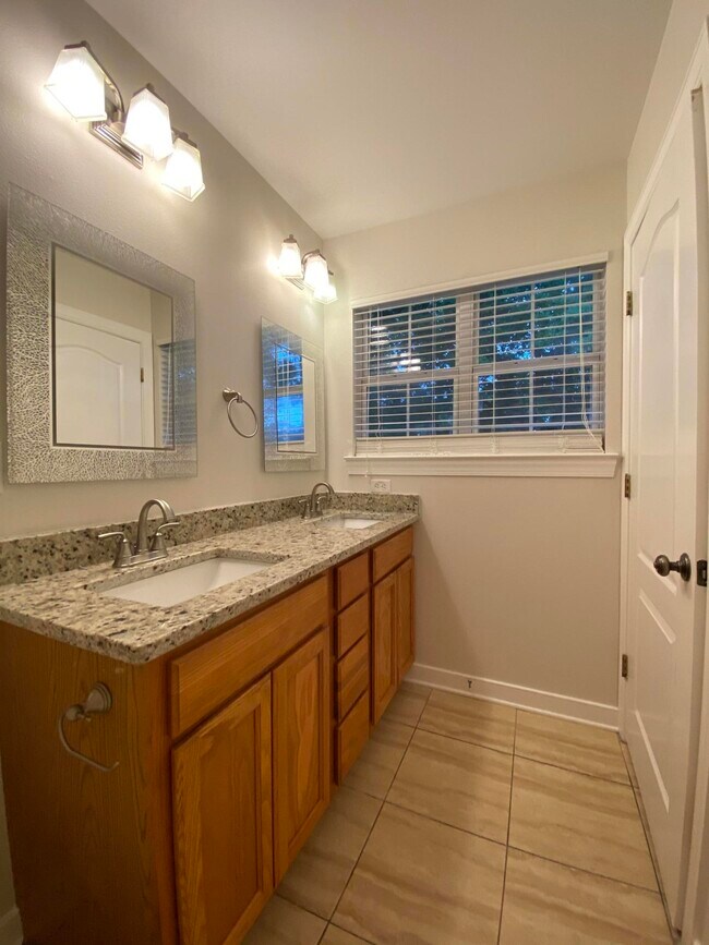 Building Photo - 417 Twin Lakes Ln