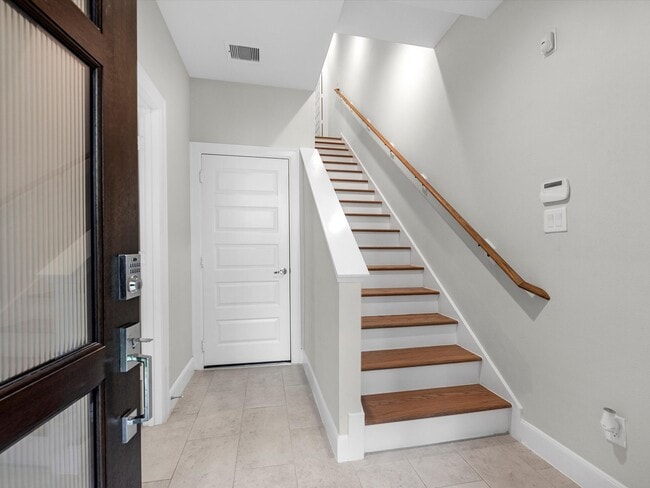 Building Photo - 2727 Clinton Dr