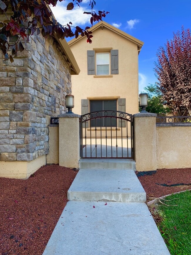Building Photo - Gorgeous home in Patterson