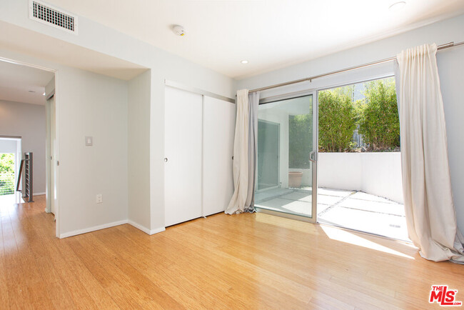 Building Photo - 3907 De Longpre Ave