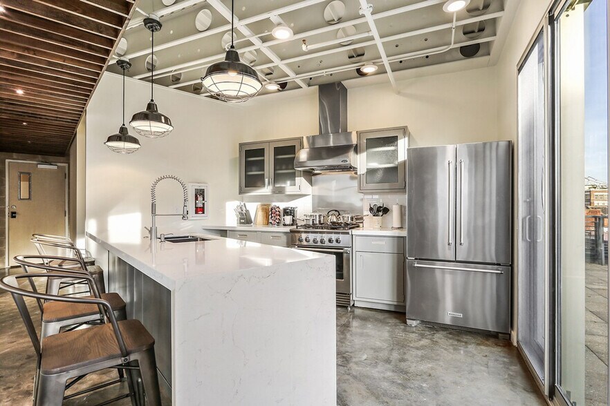 Building Photo - 527 St Joseph St