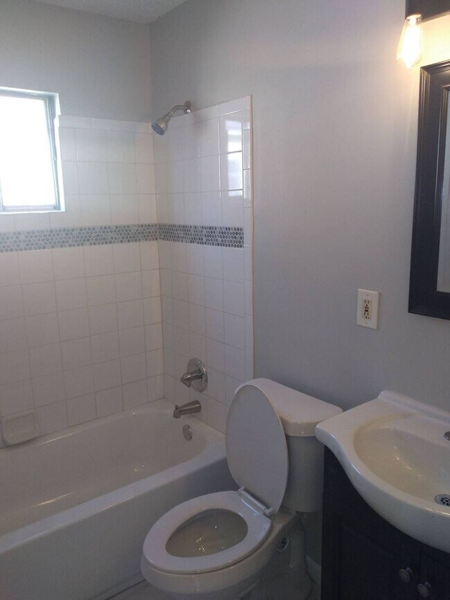 Building Photo - Spacious 3 bedroom 2 bath home