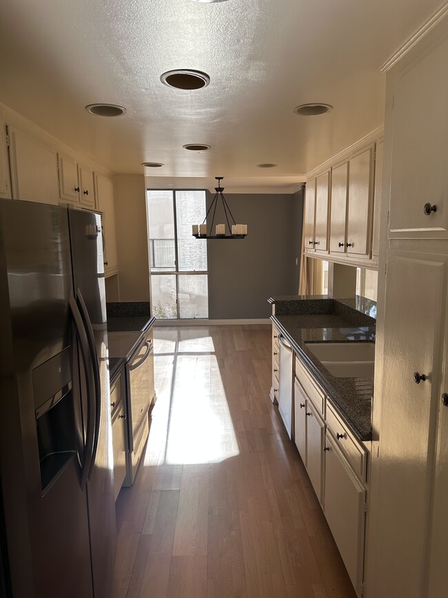 Kitchen and dining area - 725 S Barrington Ave