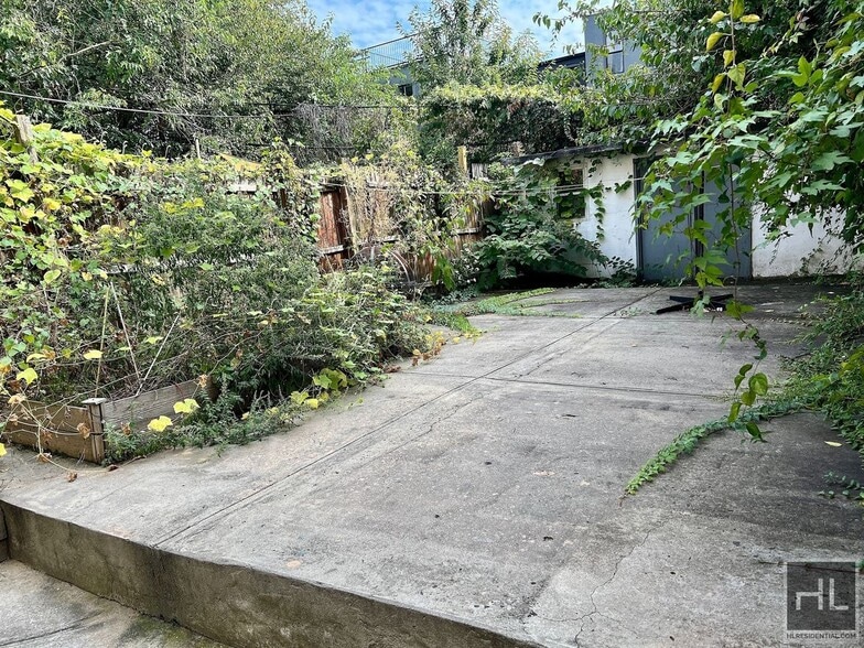 Building Photo - 1BR 1BA Private Garden Level Floor Through...