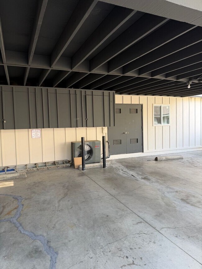 Building Photo - 2610 Phipps Ave