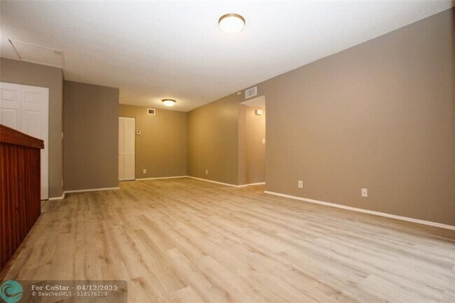 Building Photo - 704 Gardens Dr