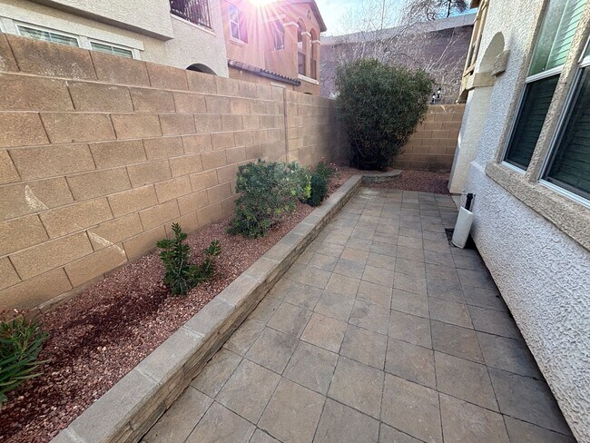 Building Photo - Gorgeous 3Bed/2.5Bath/2Car, 2-Story Home located in Loretta Bay