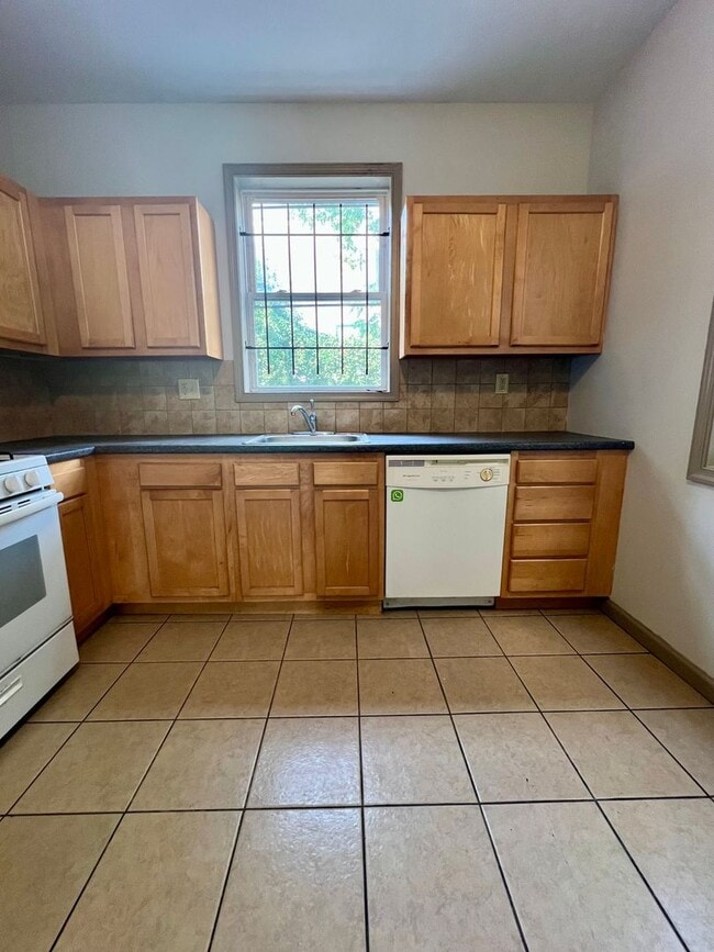 Building Photo - Stunning 6-Bedroom Townhome Steps Away from Temple! Available NOW! RENT SPECIAL - One Month FREE ...