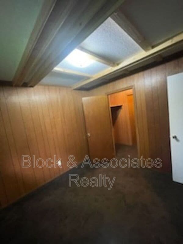 Building Photo - 504 Lake Dr