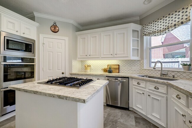 Building Photo - 18902 Mountain Spring Dr