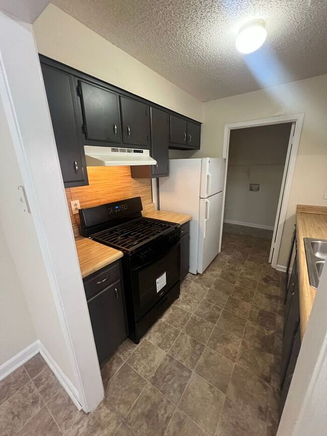 Building Photo - READY NOW!! 2 bedroom 2 bath