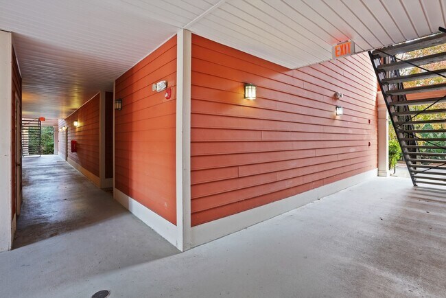 Building Photo - 2 bedroo 2-bathroom ground floor with screened patio for rent Wilmington Island