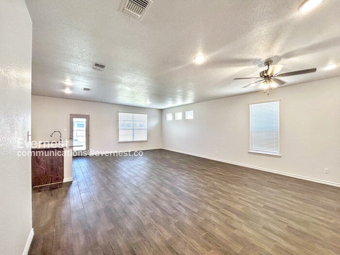 Building Photo - 2216 Hornbeam St