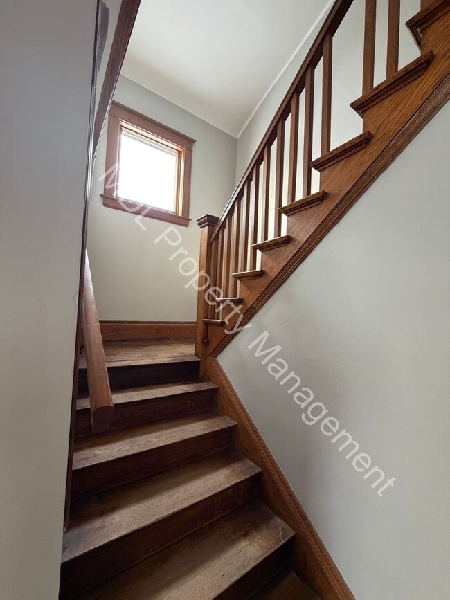 Building Photo - 3 bedroom 1.5 Bath Home