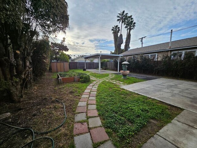 Building Photo - New Listing!