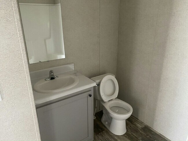 Building Photo - 1250 Lakeview Dr