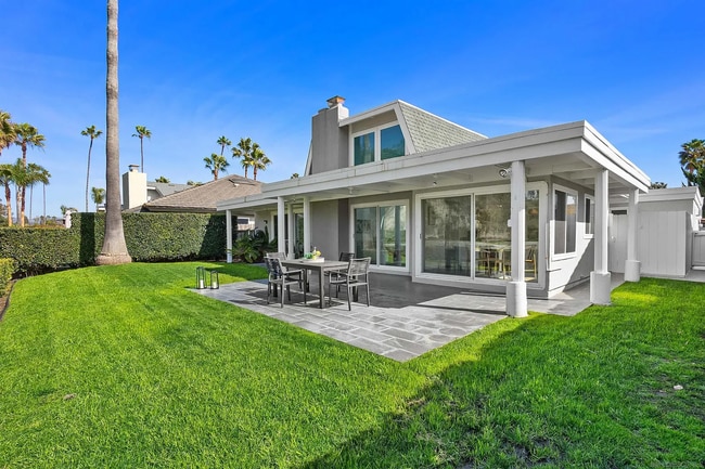 Building Photo - STUNNING HOME WITH GOLF COURSE VIEW IN WHI...