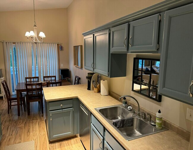 Building Photo - 5248 Beachside Dr