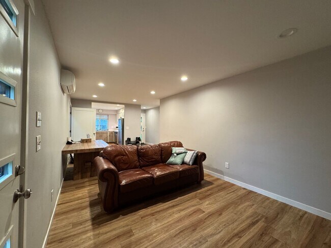 Building Photo - 6 Bed 5 Bath House Newer Updated Near Happy Valley, Fairhaven, WWU