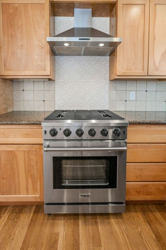 Building Photo - Immaculate Urban Townhome in Famed Alaska ...
