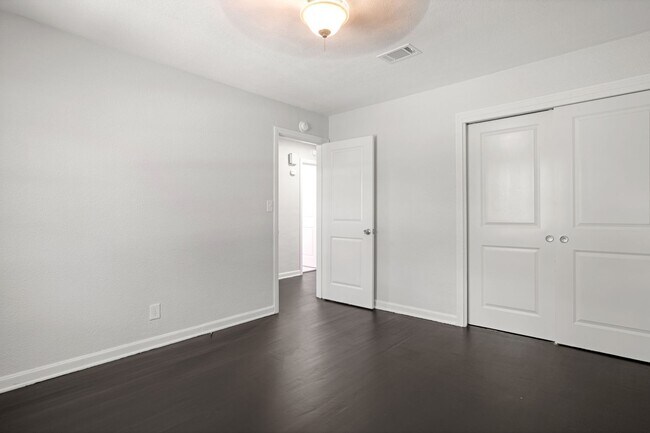 Building Photo - 207 Tonawanda Dr