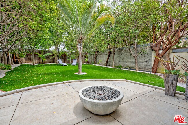 Building Photo - 858 N W Knoll Dr