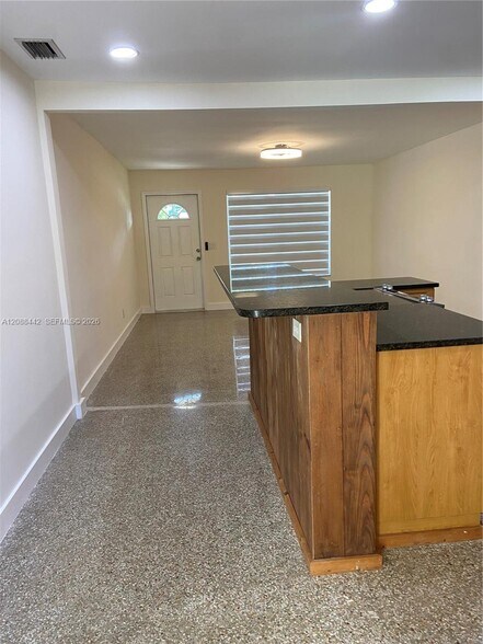Building Photo - 6140 SW 37th Ct