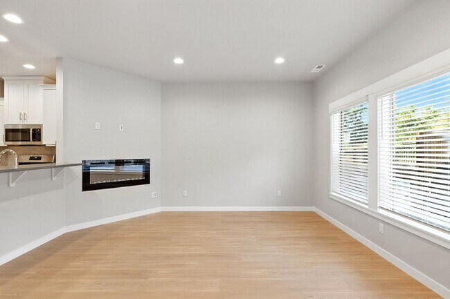 Building Photo - Brand New Townhome in Pleasant Valley Vill...