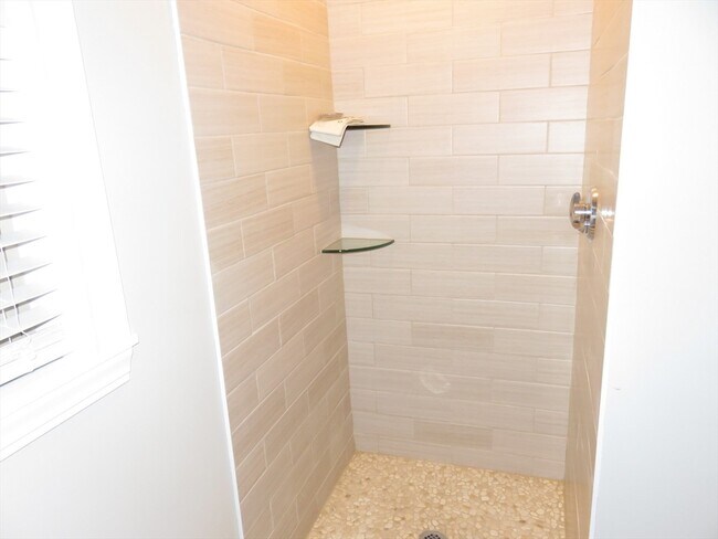 Building Photo - 192 Willow St