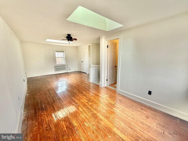 Building Photo - 10622 Belmont Blvd