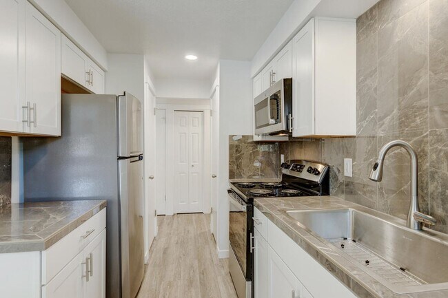 Building Photo - Newly Renovated Townhouse - Pet Friendly!!