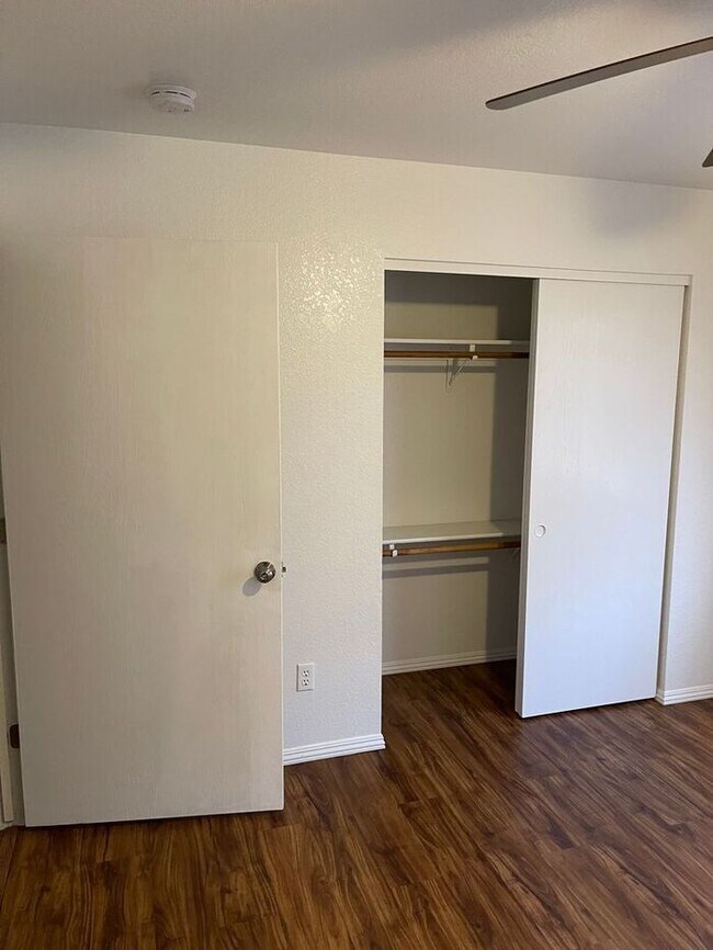 Building Photo - Turlock 2 Bedroom 2 Bath with Garage Triplex