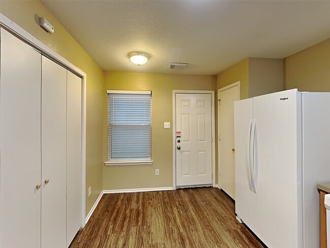 Building Photo - 6114 Elton Knolls St