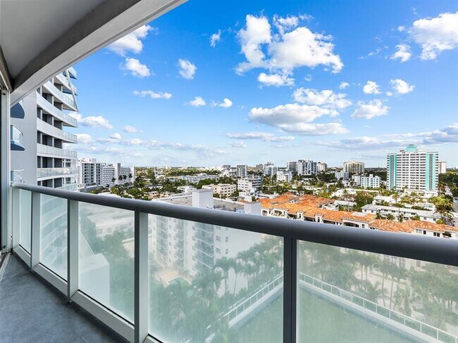 Building Photo - 3101 Bayshore Dr