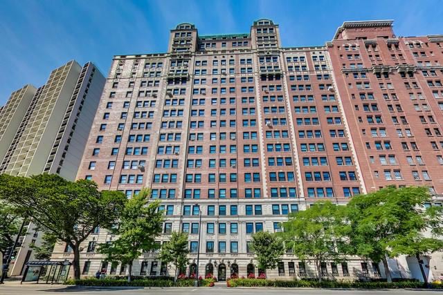 Building Photo - 3240 N Lake Shore Dr