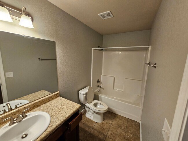 Building Photo - Nice 3 bedroom in west Fayetteville