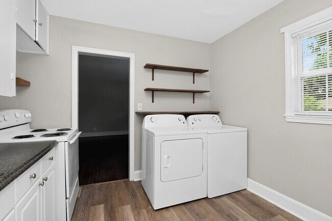 Building Photo - Charming 2BD/1BA Brick Duplex in NoDa!