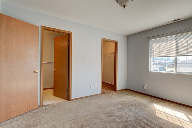 Building Photo - 972 NW Quarterdeck Loop