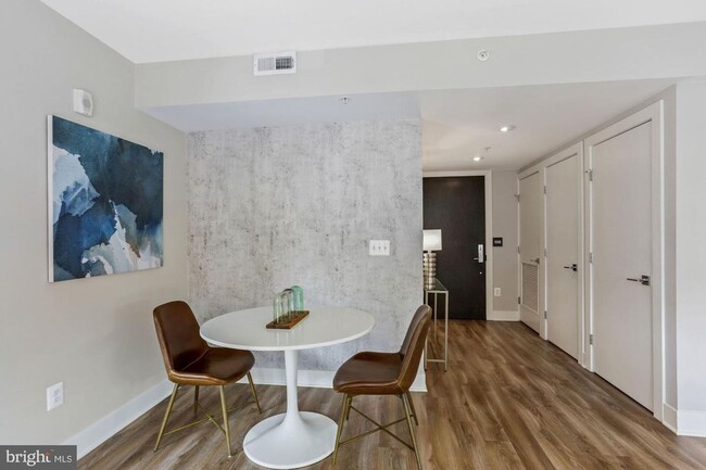 Building Photo - Practically new 1bd/1ba steps to Logan Cir...