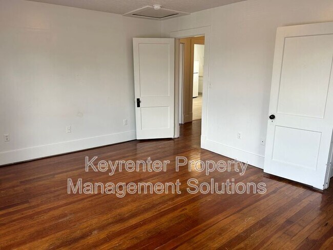 Building Photo - 204 W Peabody St