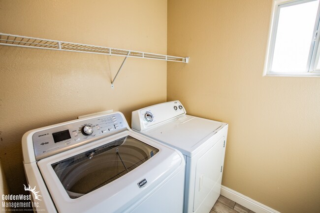 Building Photo - Modern 3Bdm 3Ba Home in a gated community!