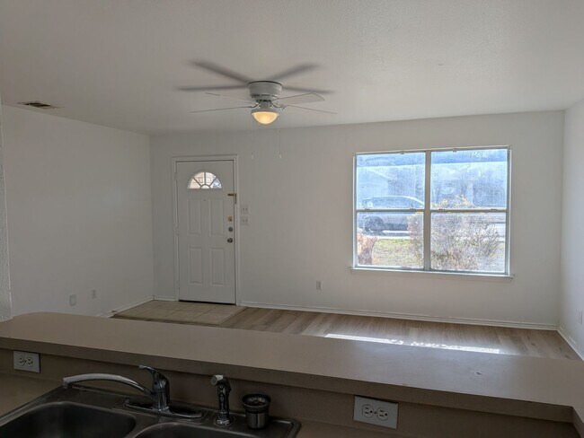 Building Photo - Fresh and Clean in New Braunfels!!