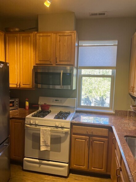 Building Photo - 757 W Eastman St