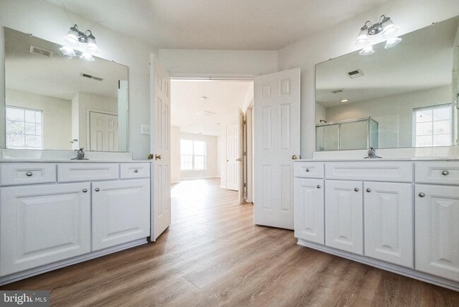 Building Photo - 215 Kemper Ct