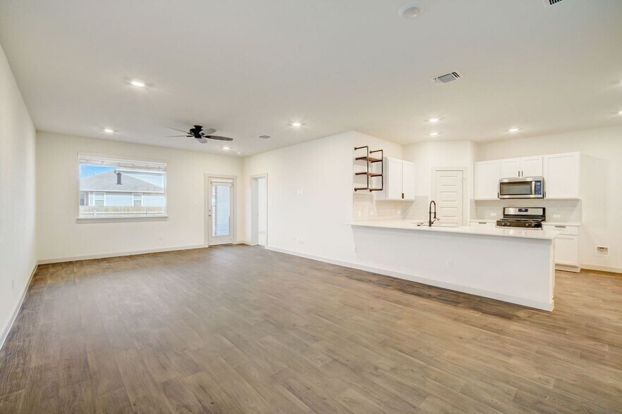 Building Photo - 131 Big Sandy Creek Dr