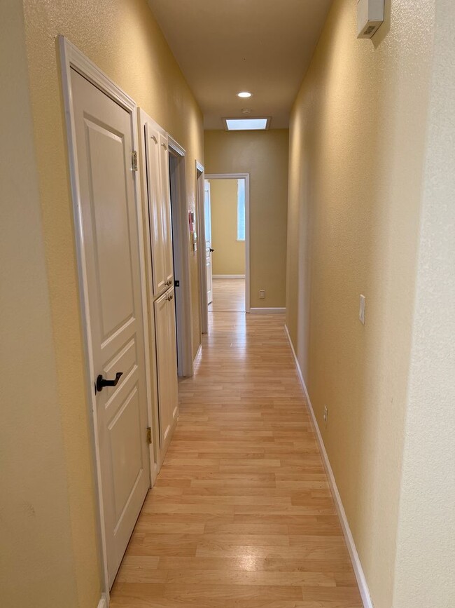 Building Photo - North Davis 4 bedroom 2.5 bathroom
