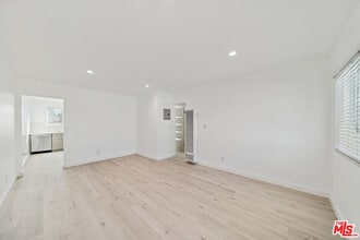 Building Photo - 252 S New Hampshire Ave